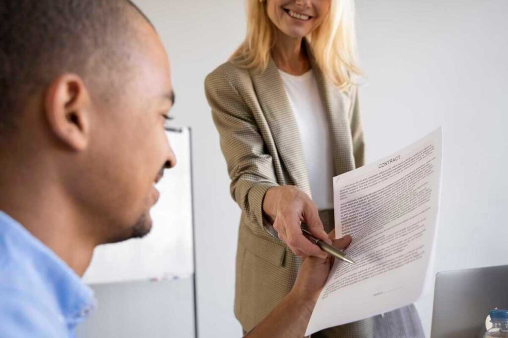 Salarié recevant ses documents de fin de contrat de travail CUI-CAE.