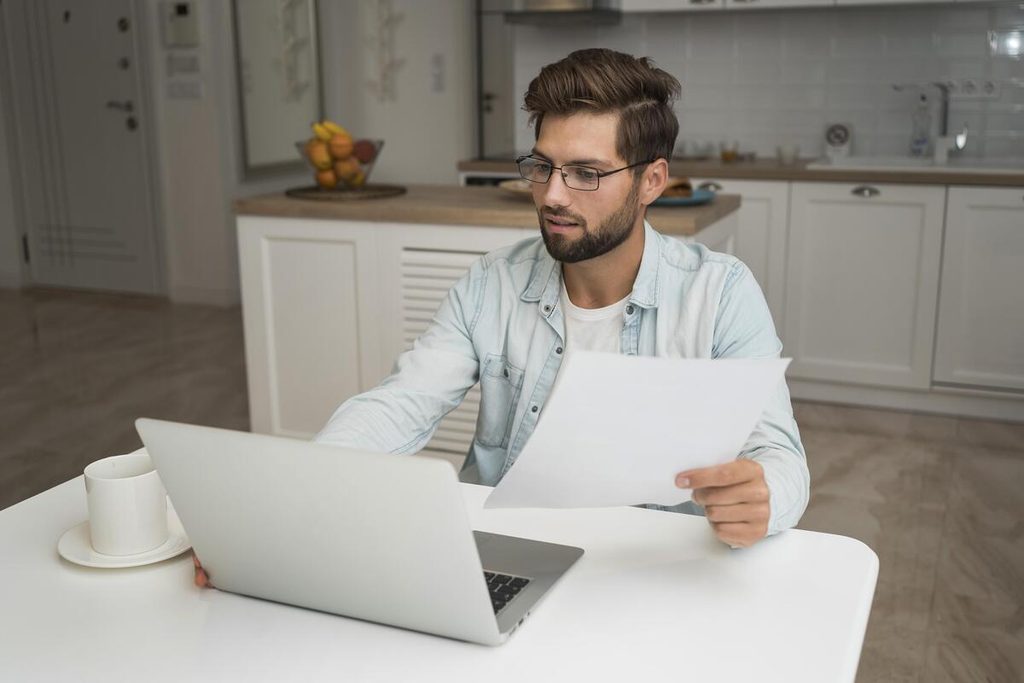 Facturation électronique 2026 : comment les experts-comptables accompagnent les freelances ? 4 Freelance gérant ses devis et factures dématérialisées depuis son ordinateur portable.