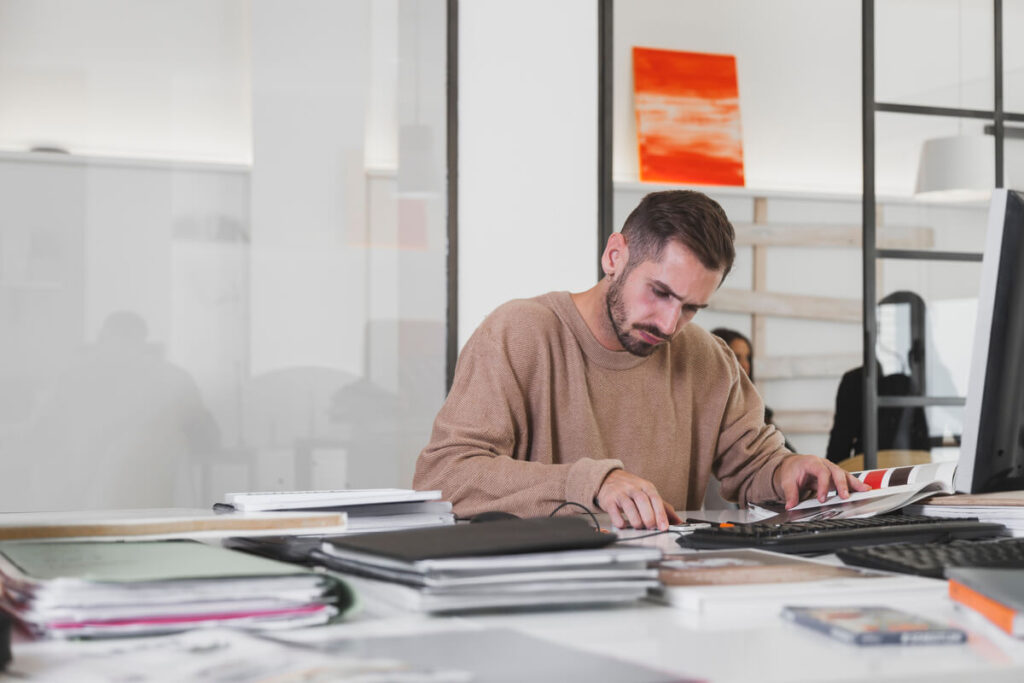 Automatiser ses tâches administratives : quel budget ? 3 Entrepreneur libéré des tâches administratives grâce à l'automatisation.