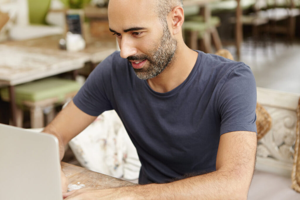 Personne effectuant son inscription en ligne sur le site de France Travail.