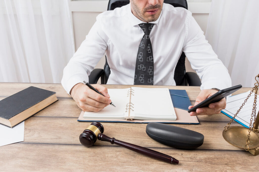 Signification d'un jugement du tribunal et commandement de payer par un commissaire de justice.