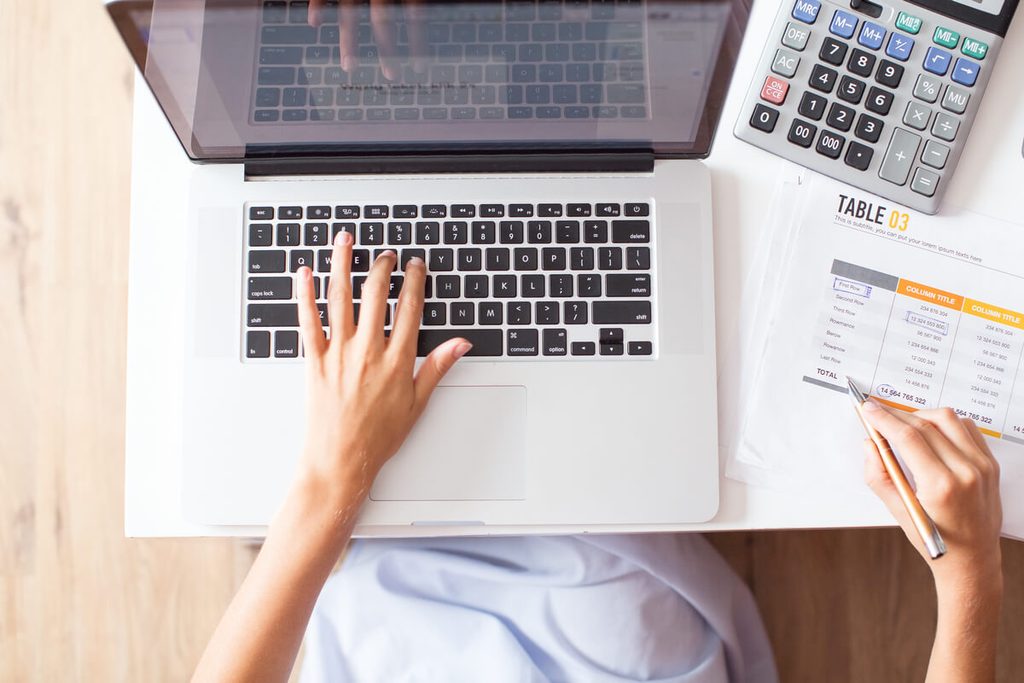 Facturation électronique 2026 : comment les experts-comptables accompagnent les freelances ? 3 Écran d'un logiciel de gestion conforme émettant une facture électronique normée pour freelance.