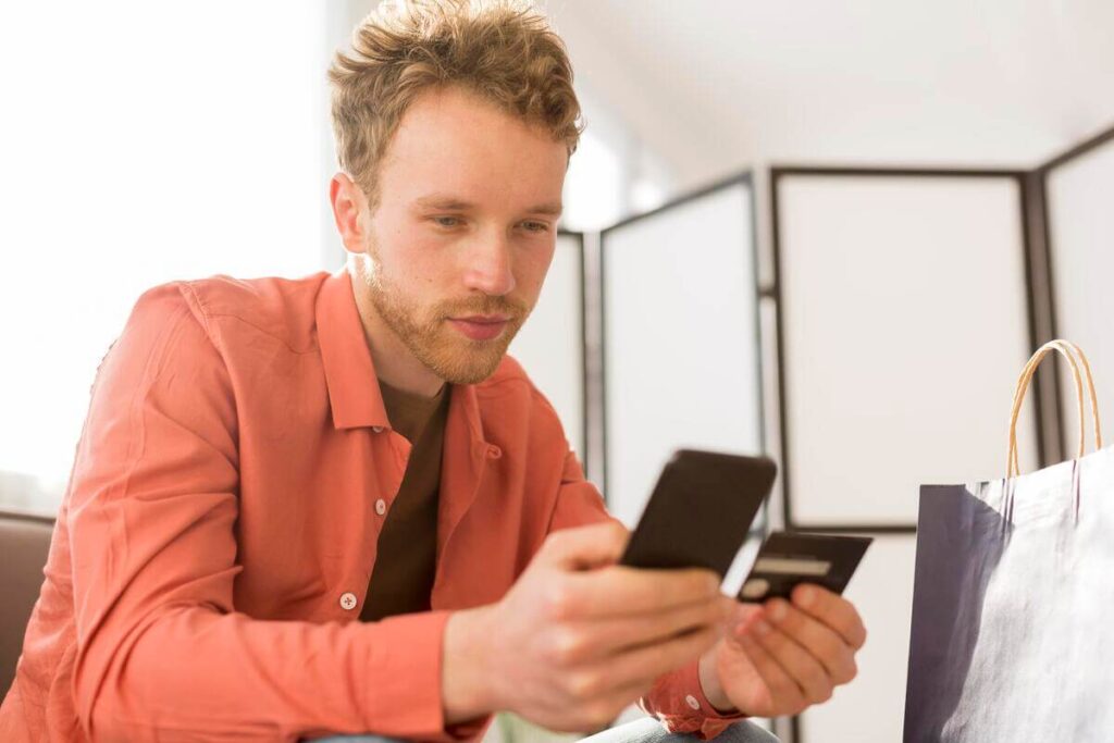 Utilisation de l'application sécurisée PayPal sur smartphone pour un achat en ligne.