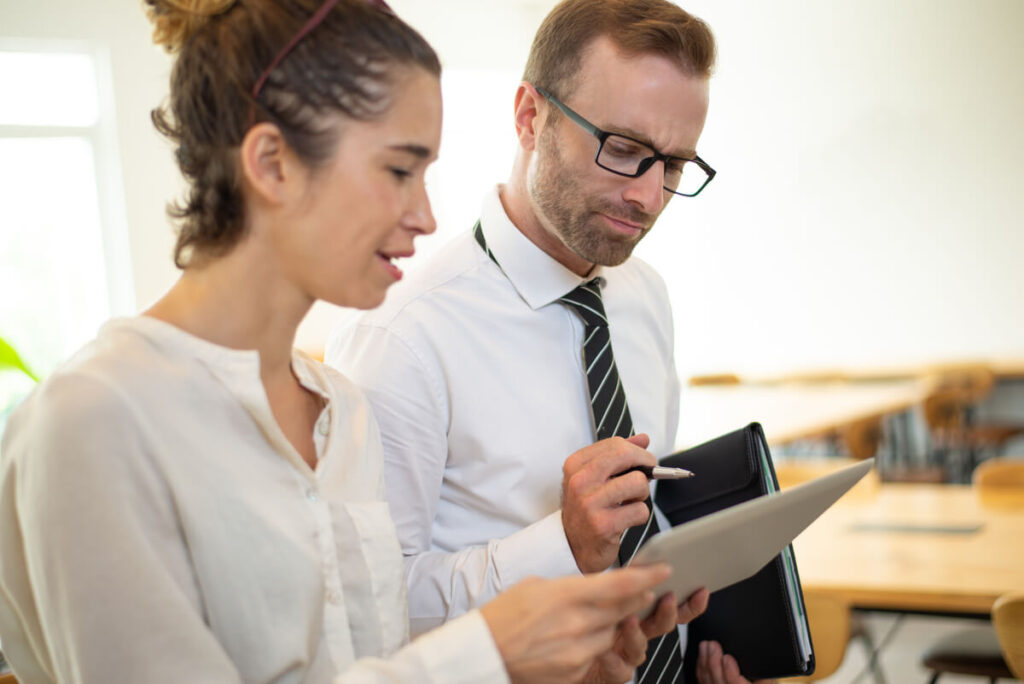 Dirigeant de PME et son expert-comptable préparant les pièces justificatives avant un contrôle fiscal.