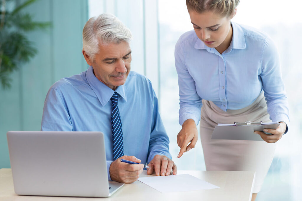 Échange entre un dirigeant d'entreprise et son prestataire externe en gestion de la paie.