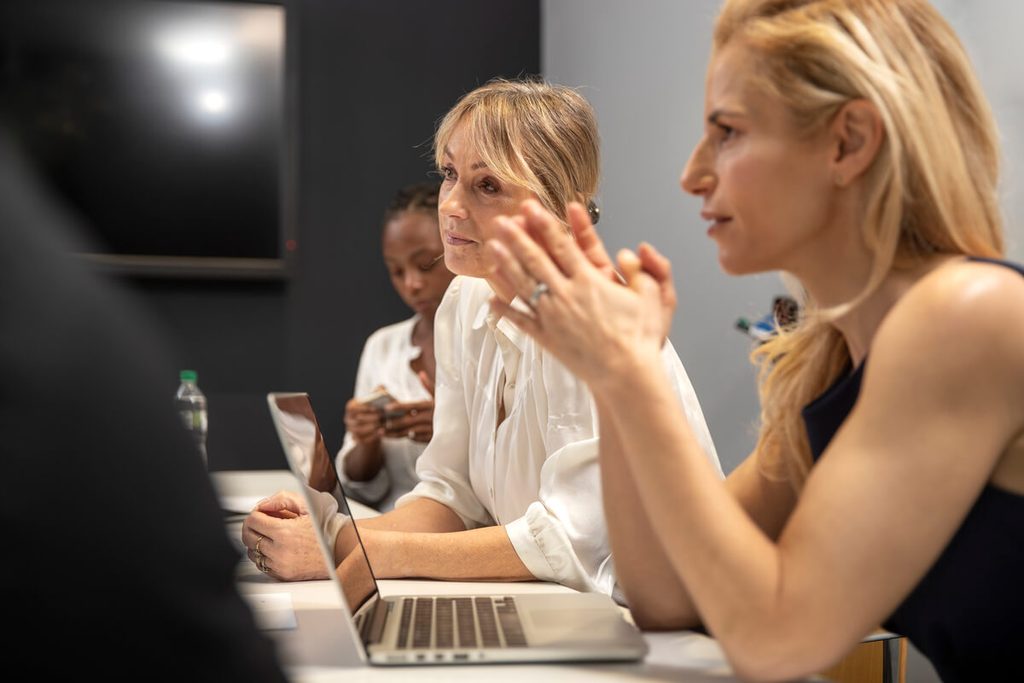 Entreprise échangeant avec un profil expert freelance sélectionné par Crème de la Crème.