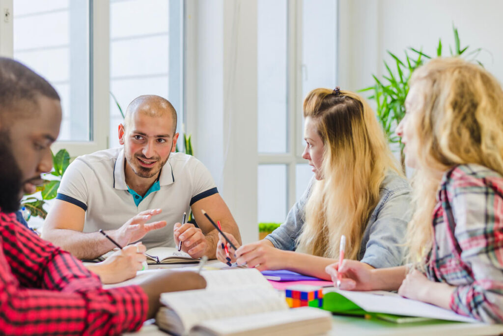Équipe de vie scolaire réunie autour du responsable de vie scolaire dans un collège.