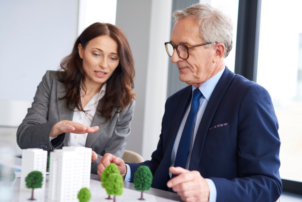 Conseiller en gestion de patrimoine analysant le parc immobilier de bureaux et commerces d'une SCPI.