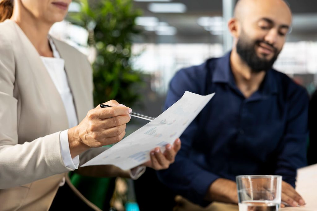 Créer son entreprise : quel budget prévoir pour ses assurances au démarrage ? 4 Porteur de projet en rendez-vous avec un courtier pour choisir les assurances adaptées à son démarrage.