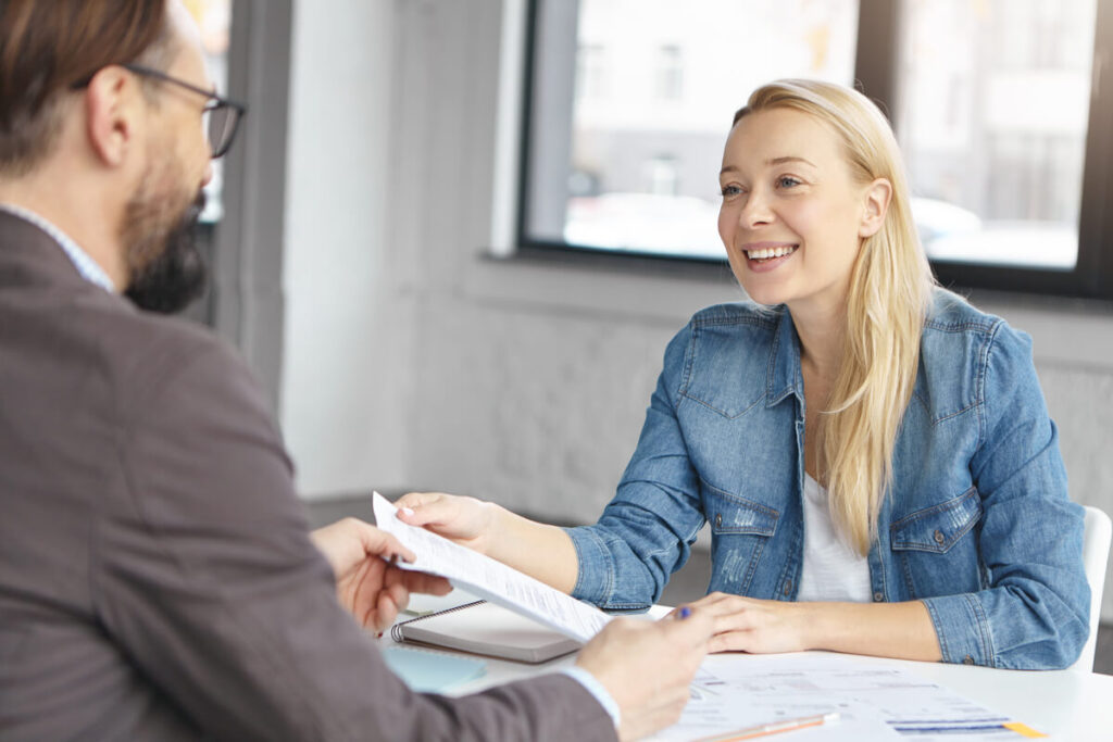 Contrat d'engagement France Travail : obligations et sanctions 2 Demandeur d'emploi en entretien individuel avec son conseiller pour la signature du contrat d'engagement France Travail.
