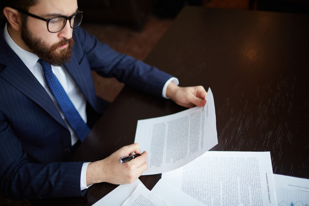 Dossier de jugement du tribunal de commerce ouvrant une procédure de liquidation judiciaire d'entreprise.