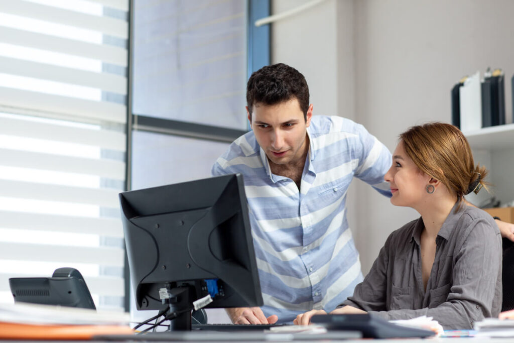 La gestion des connaissances en entreprise 2 Collaborateur consultant une base de connaissances partagée sur un écran d'ordinateur en entreprise.
