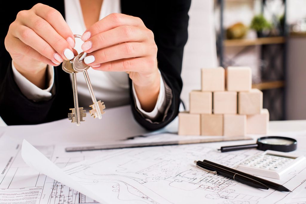 Créer une SCI en 2026 : statuts et démarches 3 Clés de maison posées sur un plan architectural illustrant l'acquisition d'un bien immobilier en SCI familiale.