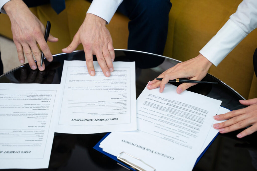Créer une SCI en 2026 : statuts et démarches 2 Document juridique des statuts constitutifs d'une SCI en cours de relecture et de signature par les associés.