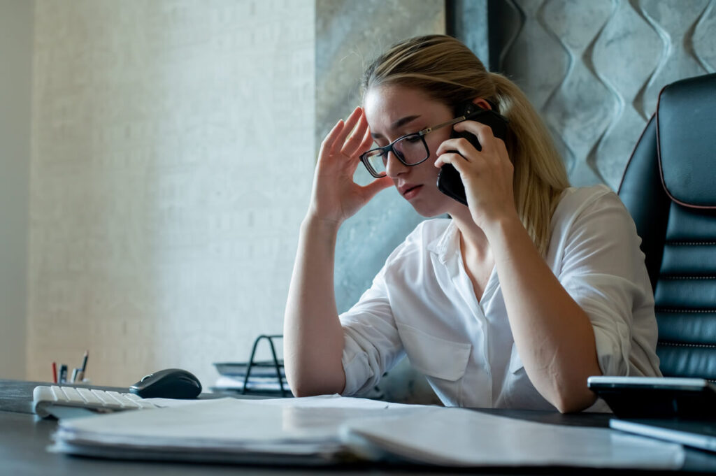 50 excuses pour ne pas aller travailler (et les vraies alternatives) 2 Salarié fatigué appelant son employeur le matin depuis son domicile pour justifier une absence.