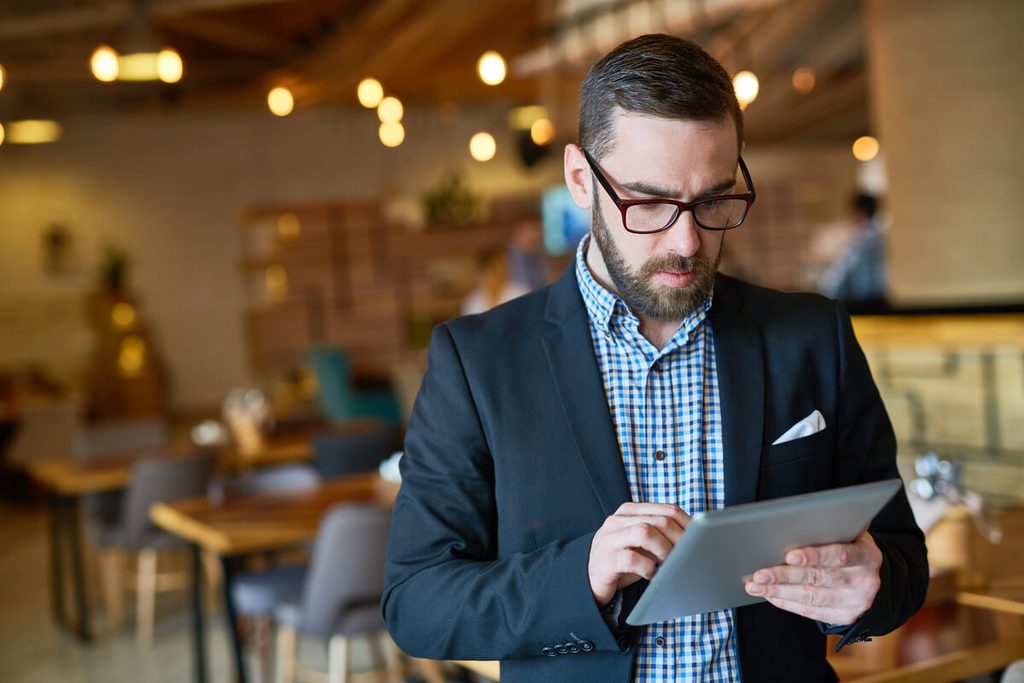 Porteur de projet analysant le Document d'Information Précontractuelle (DIP) et le contrat de franchise d'un réseau de restauration.