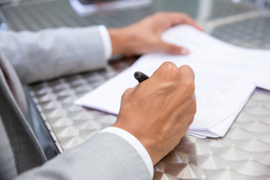 Mandat SEPA : le signer en toute légalité 2 Document de mandat SEPA papier avec vérification du code IBAN et du BIC avant signature manuscrite.