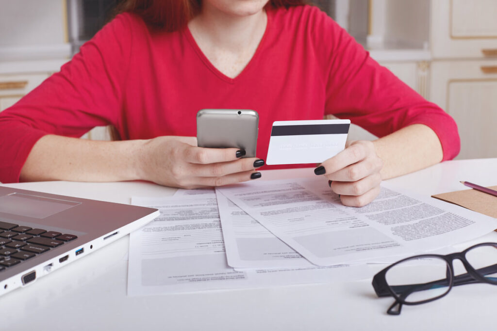Carte bancaire et tickets de caisse illustrant les dépenses impulsives lors d'une phase maniaque.