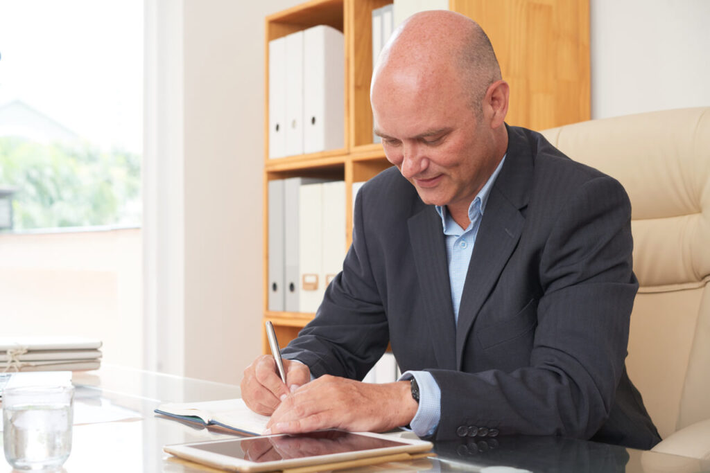 Professionnel de quarante ans en reconversion préparant les examens de droit notarial.