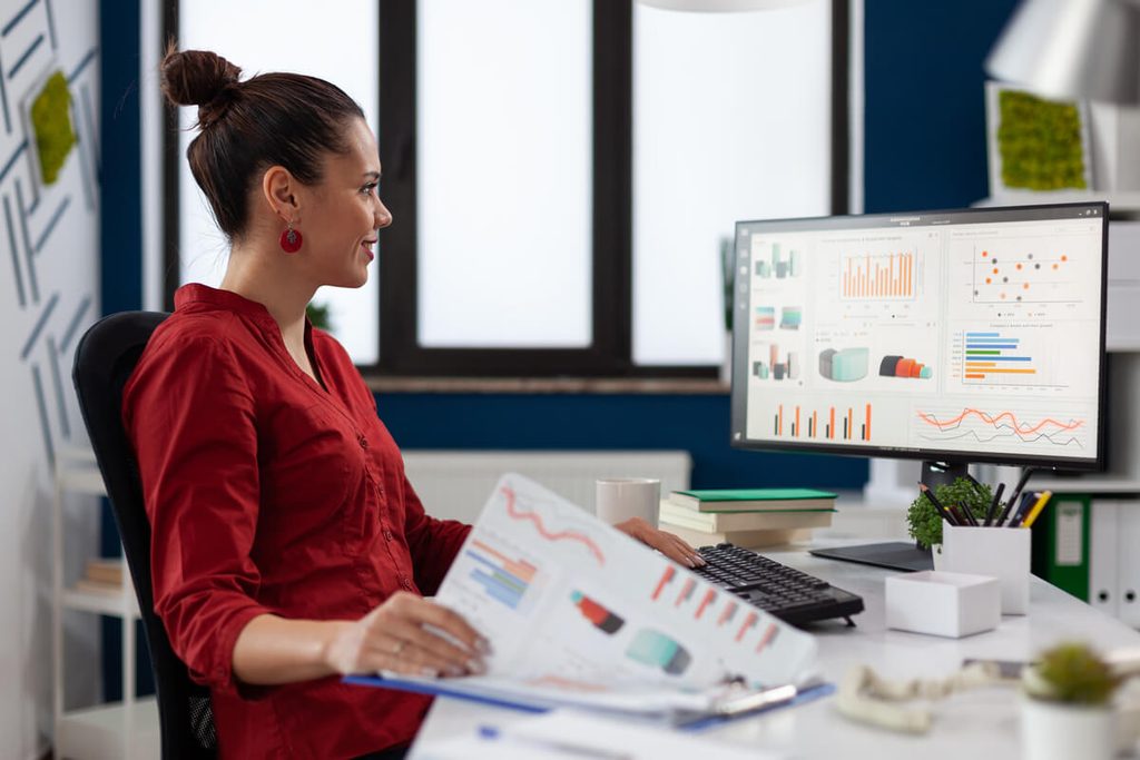 Directeur administratif et financier externalisé analysant les tableaux de bord et indicateurs de performance d'une PME.
