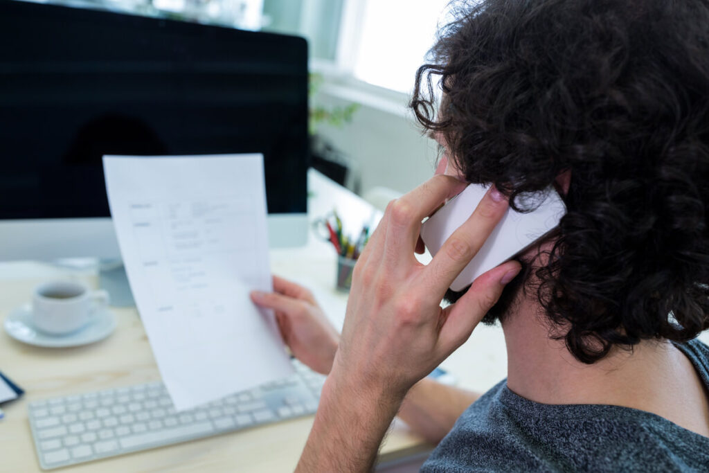 Écran de smartphone affichant de multiples appels entrants et messages vocaux de relance.