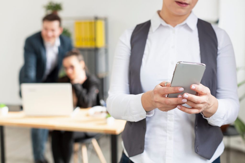 Collaborateur validant une notification d'authentification à double facteur sur son smartphone pour se connecter au réseau de l'entreprise.