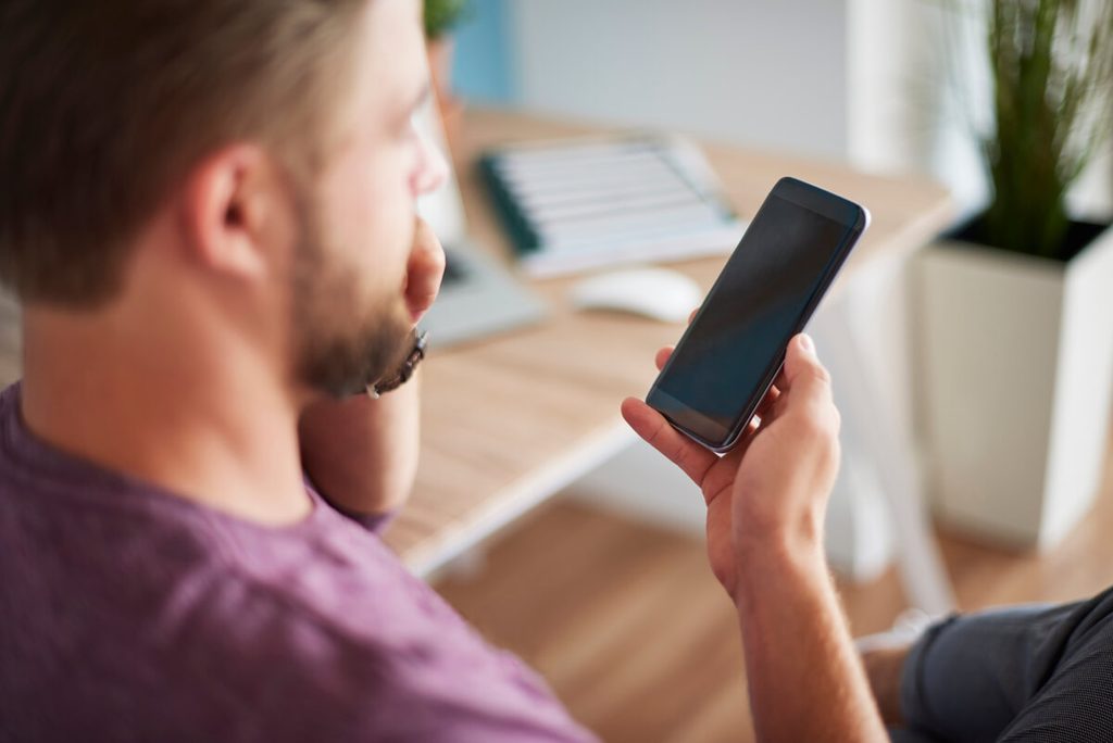 Écran de smartphone affichant la réception d'un code SMS à usage unique pour valider un contrat d'embauche en ligne.
