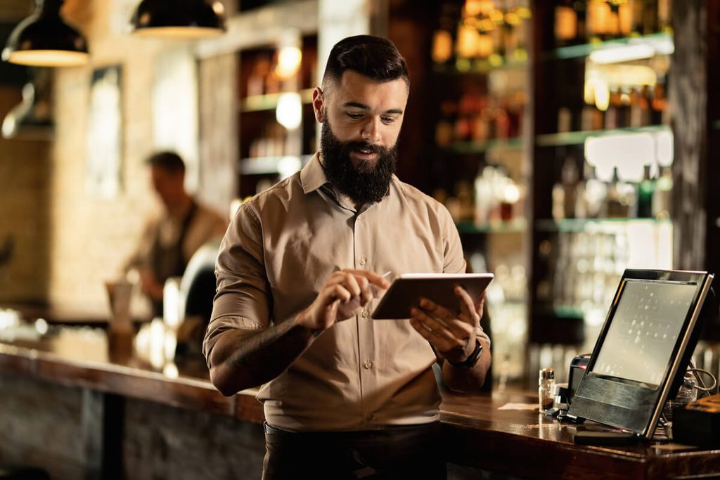 Écran tactile de caisse enregistreuse moderne et terminal de paiement prêts pour le service en salle de restaurant.