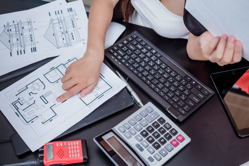 Simulation des frais d'acquisition immobilière sur un écran d'ordinateur avec calculatrice.