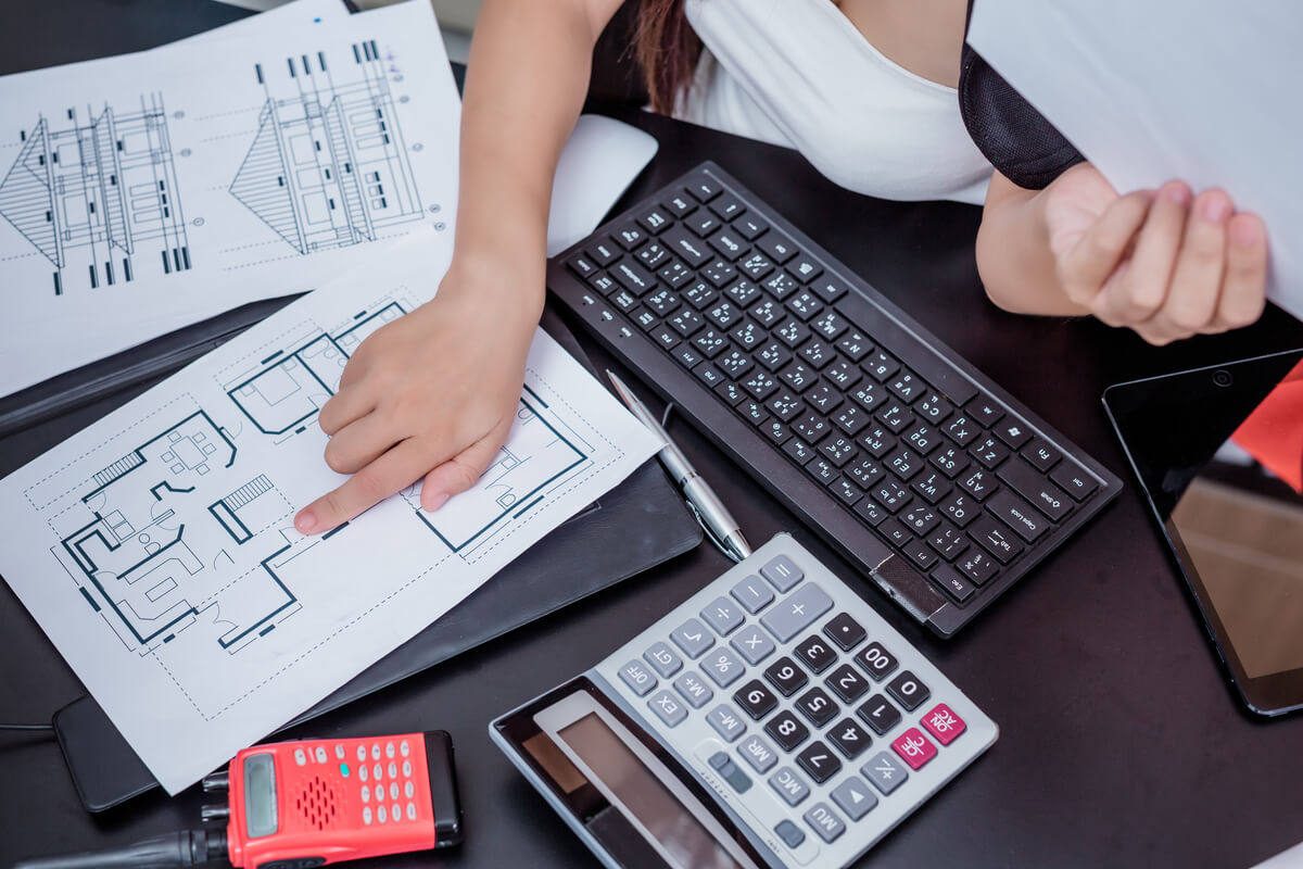 Simulation des frais d'acquisition immobilière sur un écran d'ordinateur avec calculatrice.
