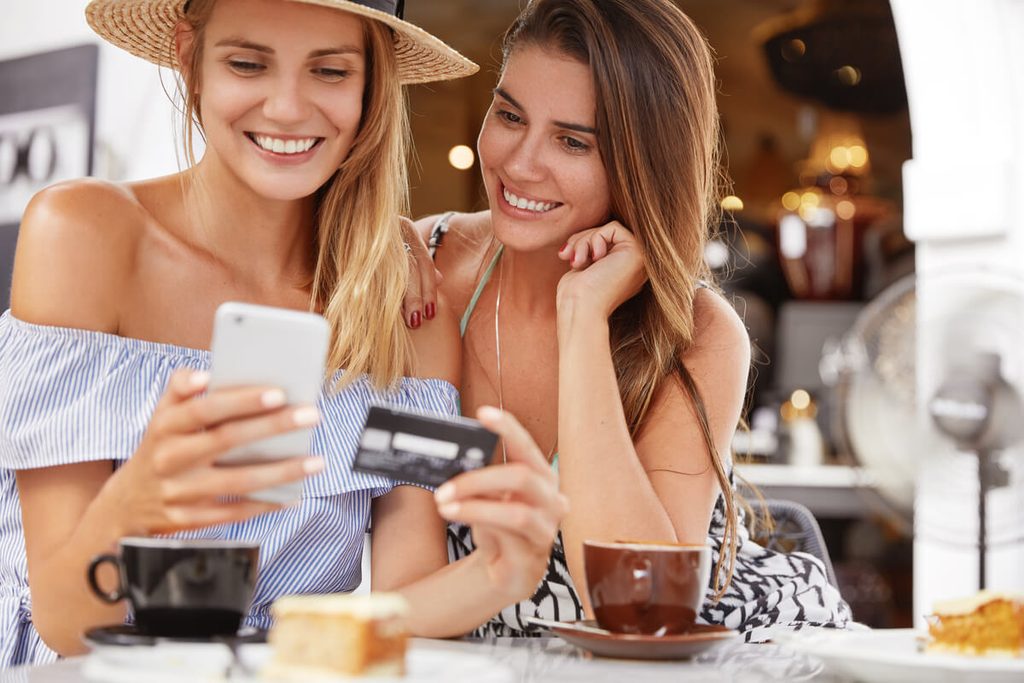 Plateformes proposant une carte multi-avantages pour les salariés : 4 offres comparées sur la gestion des dotations 3 Carte de paiement multi-avantages posée à côté d'une application mobile ventilant les titres-restaurant et les chèques cadeaux.