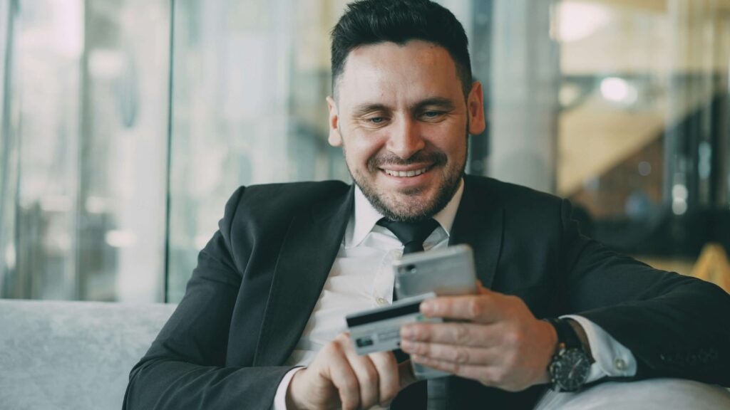 Plateformes proposant une carte multi-avantages pour les salariés : 4 offres comparées sur la gestion des dotations 2