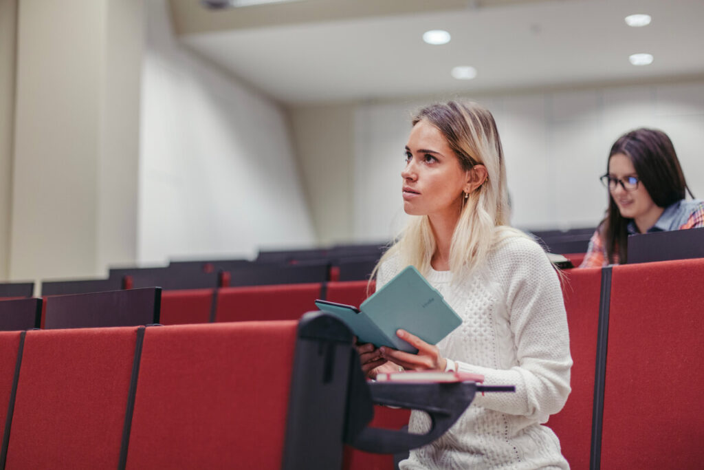 Galop d'essai : définition et origine de l'expression 2 Étudiants en amphithéâtre concentrés lors d'un examen blanc de galop d'essai en faculté.