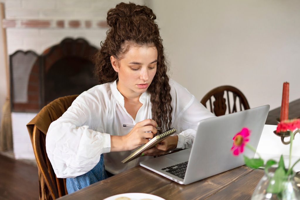Entrepreneur travaillant sur la refonte de son profil professionnel et de sa biographie en ligne.