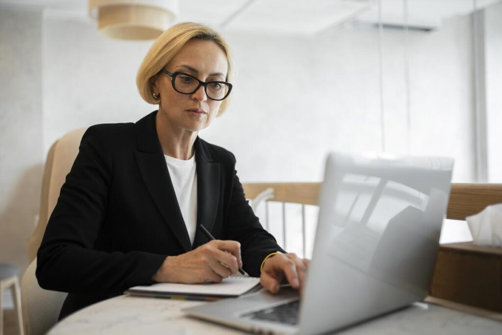 PME suisses : externaliser sa comptabilité, une bonne idée ? 2 Dirigeant de PME suisse validant des factures numériques sur une plateforme partagée avec son fiduciaire.