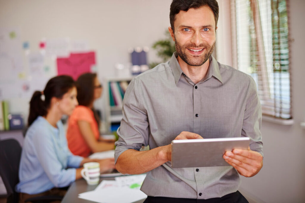 Responsable du développement commercial utilisant une plateforme professionnelle pour identifier de nouveaux prospects B2B.