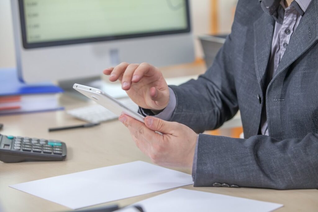 Consultation d'une ligne de débit d'un chèque bancaire sur une application bancaire mobile.