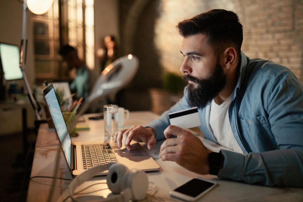 Responsable e-commerce analysant ses marges et ses remises tarifaires sur écran avant le lancement du Black Friday.