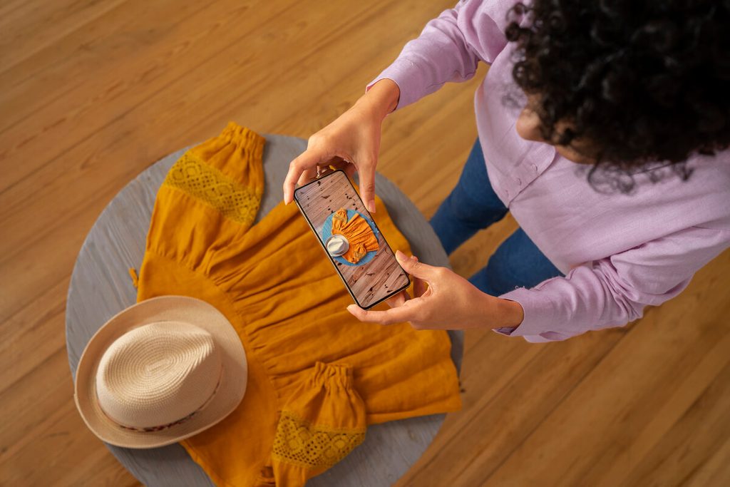 Comment arrondir ses fins de mois : 12 solutions concrètes, rentables et légales 3 Préparation de colis de vêtements d'occasion pour vente sur des applications de seconde main.